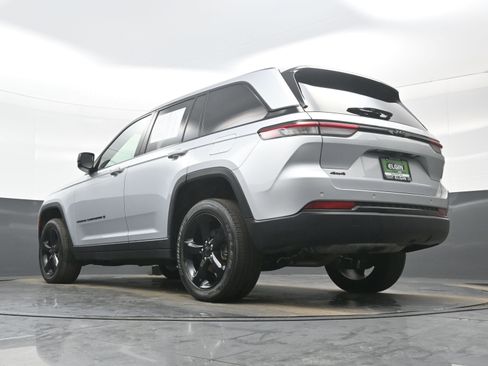 Used 2023 Jeep Grand Cherokee Altitude image 28