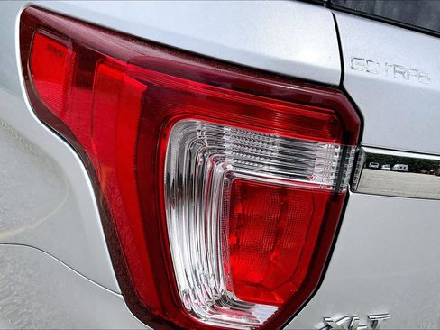 Certified 2018 Ford Explorer XLT w/ Equipment Group 201A AWD/4WD image 28