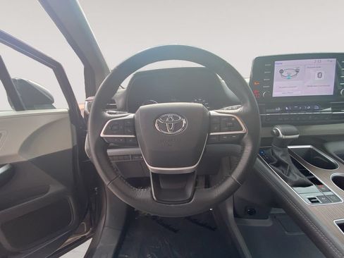 Used 2024 Toyota Sienna XLE FWD image 12