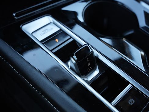 Used 2025 Volkswagen Atlas Cross Sport SE image 13