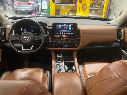 Used 2023 Nissan Pathfinder Platinum image 10
