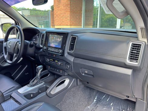 Used 2022 Nissan Frontier SV w/ SV Premium Package RWD image 13