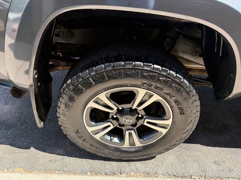 Used 2017 Toyota Tacoma TRD Sport w/ Tow Package AWD/4WD image 9