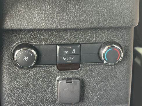 Certified 2018 Ford Explorer XLT w/ Equipment Group 202A FWD image 19
