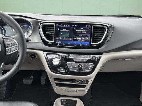Certified 2024 Chrysler Pacifica Touring-L image 22