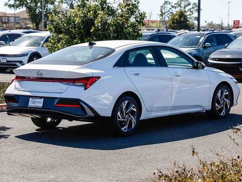 New 2026 Hyundai Elantra Limited FWD image 5