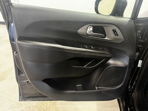 Used 2025 Chrysler Pacifica Select FWD image 16