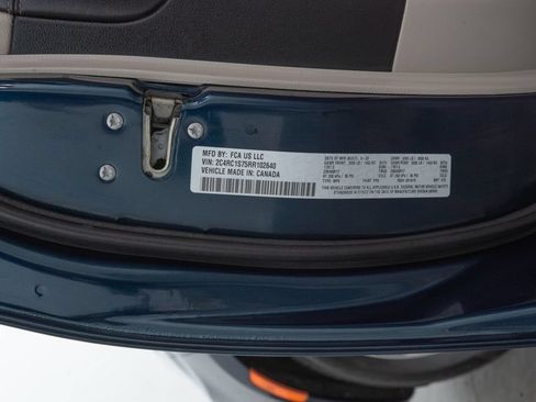 Used 2024 Chrysler Pacifica Limited FWD image 38