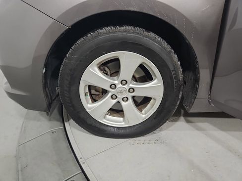 Used 2014 Toyota Sienna LE image 25