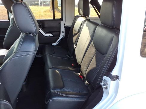 Used 2015 Jeep Wrangler Unlimited Sahara image 27
