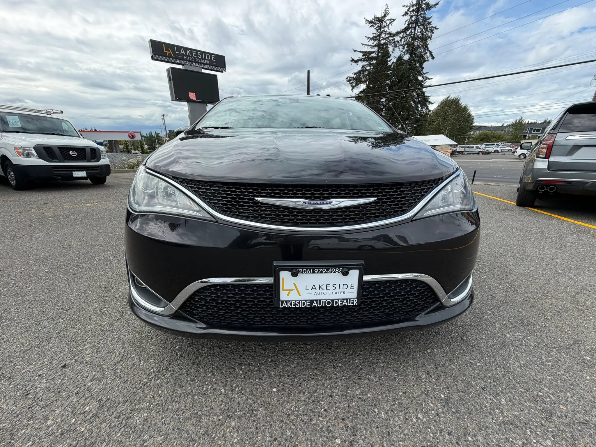 Used 2020 Chrysler Pacifica Touring-L FWD image 3