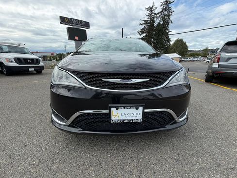 Used 2020 Chrysler Pacifica Touring-L FWD image 3
