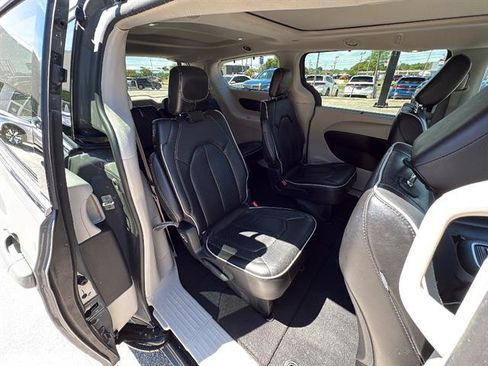 Used 2023 Chrysler Pacifica Limited FWD image 15