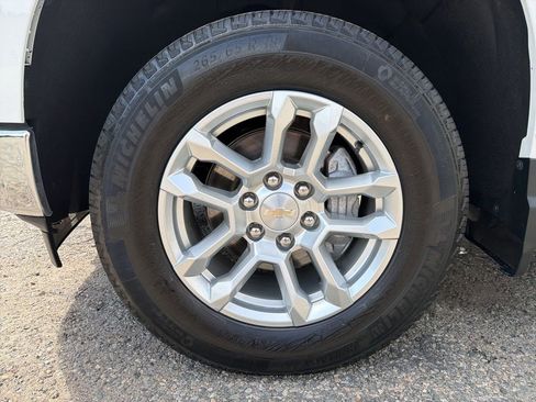 Used 2023 Chevrolet Silverado 1500 LT AWD/4WD image 9