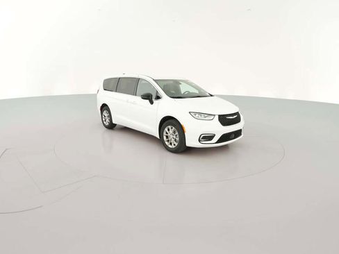 New 2026 Chrysler Pacifica Select image 16