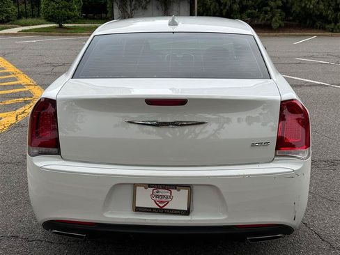 Used 2019 Chrysler 300 Touring w/ Sport Appearance Package RWD image 8