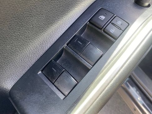 Used 2022 Toyota Highlander XLE FWD image 13