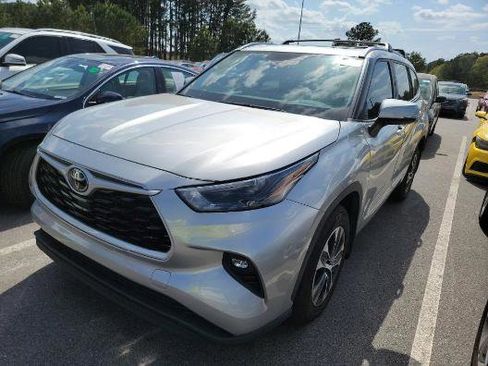 Used 2023 Toyota Highlander XLE image 2