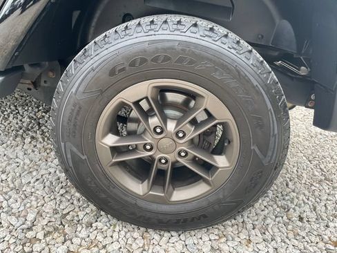 Used 2017 Jeep Wrangler Unlimited Sahara AWD/4WD image 15