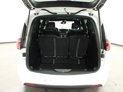 Used 2022 Chrysler Pacifica Limited w/ Uconnect Theater Family Group image 28