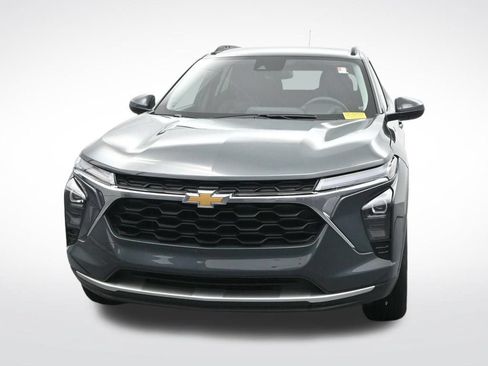 Used 2025 Chevrolet Trax LT FWD image 2