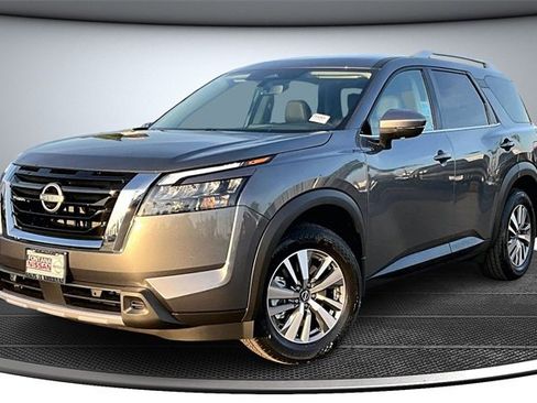New 2025 Nissan Pathfinder SL image 2