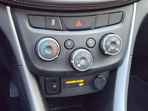Used 2022 Chevrolet Trax LT w/ LT Convenience Package image 21