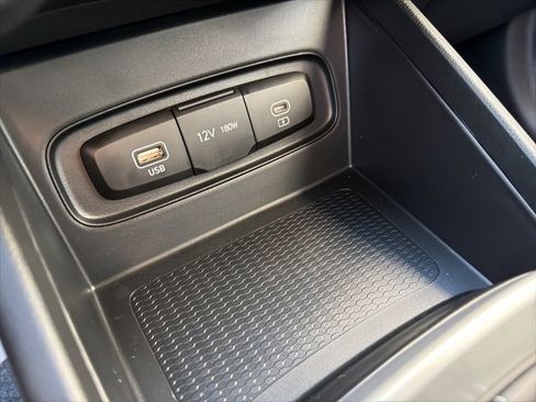 Certified 2025 Hyundai Venue SE image 26