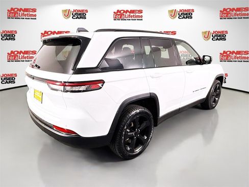 Used 2023 Jeep Grand Cherokee Altitude image 16