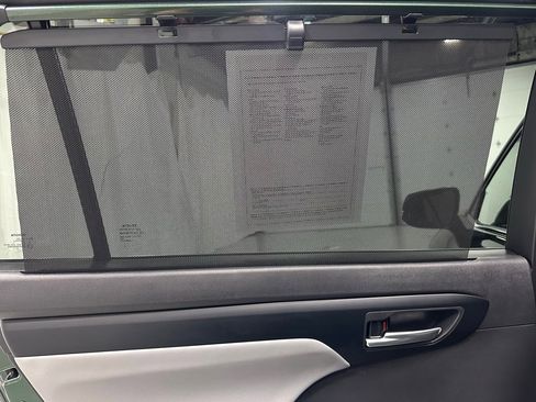 Used 2025 Toyota Highlander XLE image 48