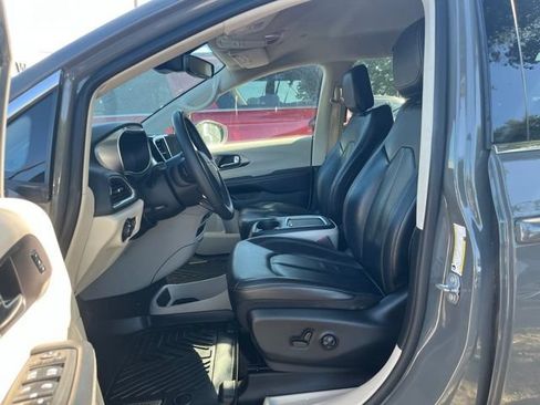 Used 2022 Chrysler Pacifica Touring-L FWD image 16