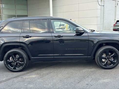 Used 2025 Jeep Grand Cherokee Limited w/ Black Appearance Package image 28