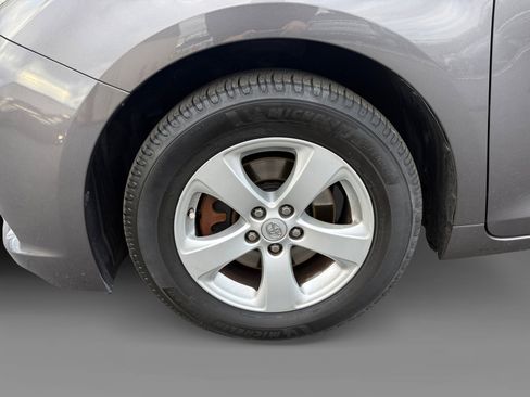 Used 2017 Toyota Sienna LE image 9