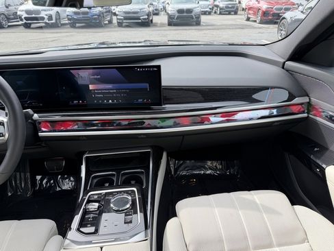 Used 2025 BMW 750e xDrive image 30
