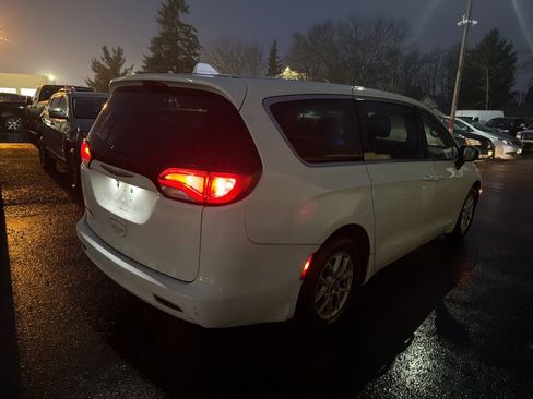 Used 2017 Chrysler Pacifica Touring image 7