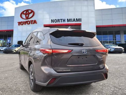 Used 2023 Toyota Highlander XLE FWD image 3