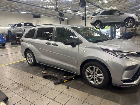 Used 2021 Toyota Sienna XSE w/ XSE Plus Package AWD/4WD image 1