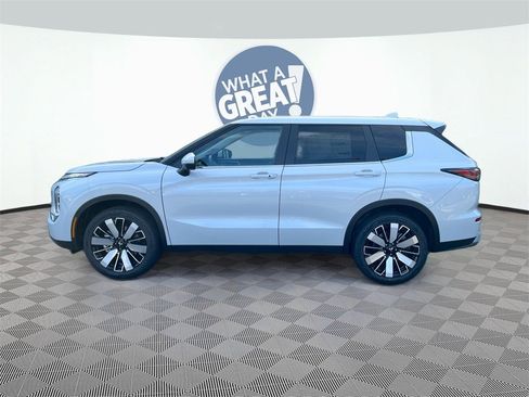 New 2025 Mitsubishi Outlander SE image 4