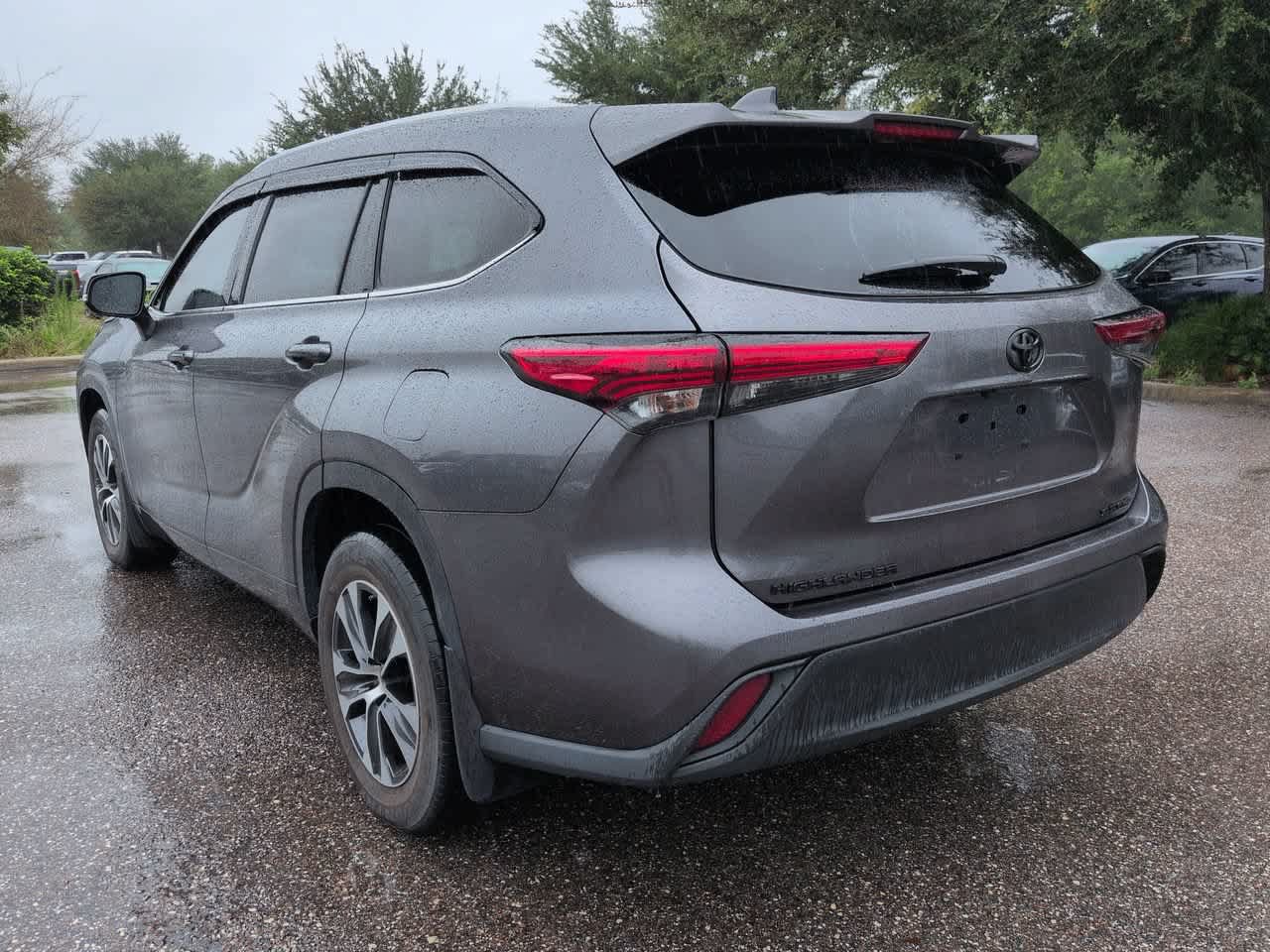 Certified 2021 Toyota Highlander XLE AWD/4WD image 4