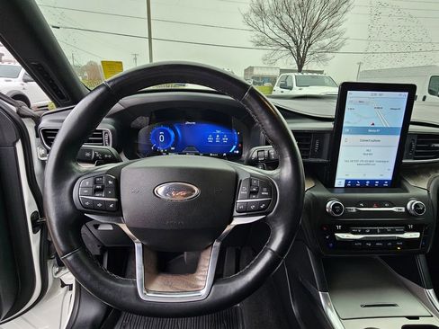 Used 2020 Ford Explorer Platinum w/ Premium Technology Package image 15