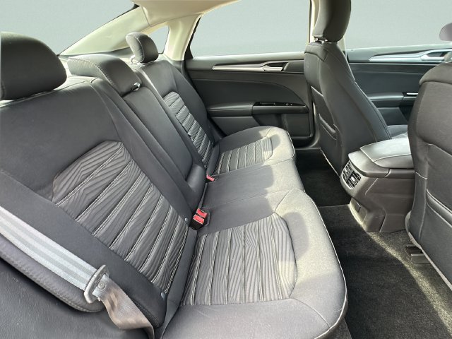 Used 2016 Ford Fusion SE FWD image 19