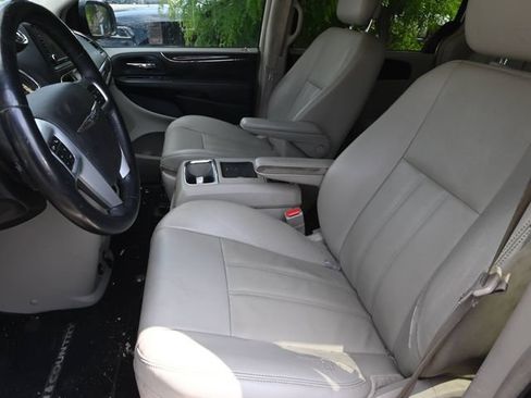 Used 2013 Chrysler Town & Country Touring FWD image 8