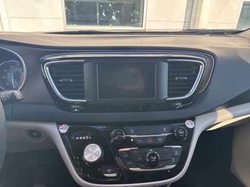 Used 2023 Chrysler Voyager LX image 29