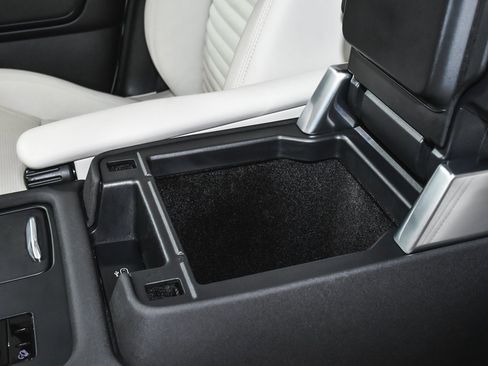 Used 2025 Land Rover Discovery S image 48