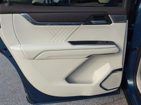 Used 2024 GMC Acadia Denali w/ Super Cruise Package image 11