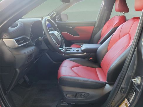 Certified 2025 Toyota Highlander XSE image 30