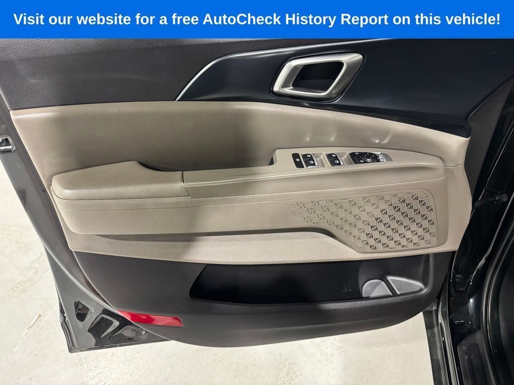 Used 2025 Kia Carnival FWD image 16