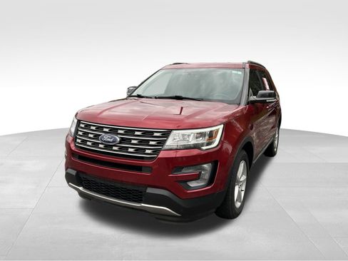 Used 2017 Ford Explorer XLT w/ Equipment Group 202A AWD/4WD image 34