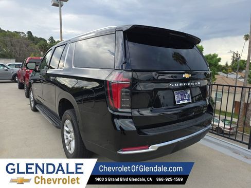 Used 2025 Chevrolet Suburban LT RWD image 3