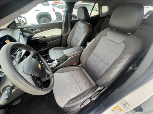 Used 2025 Chevrolet Trax LT image 36